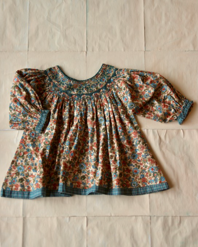 Butterfly blouse with cross embroidery_Small Blue flowers_W21BUBBOF