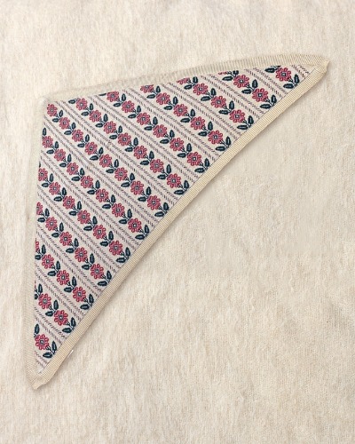 Knitted triangle scarf ecru flower_N83-AW23